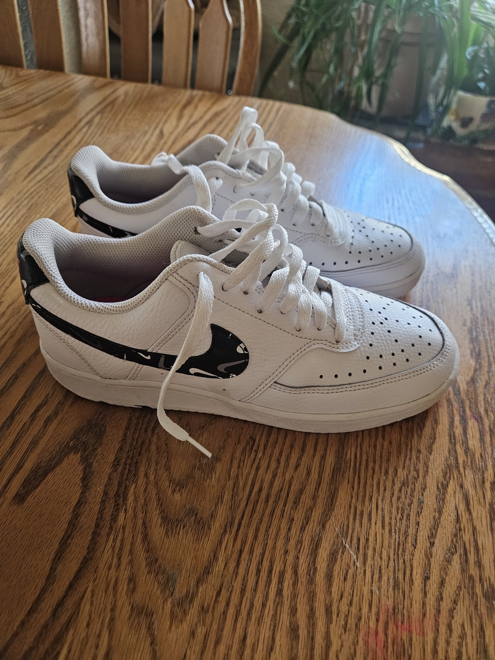 Nike White Low-Top Sneakers with Black Swoosh Pattern